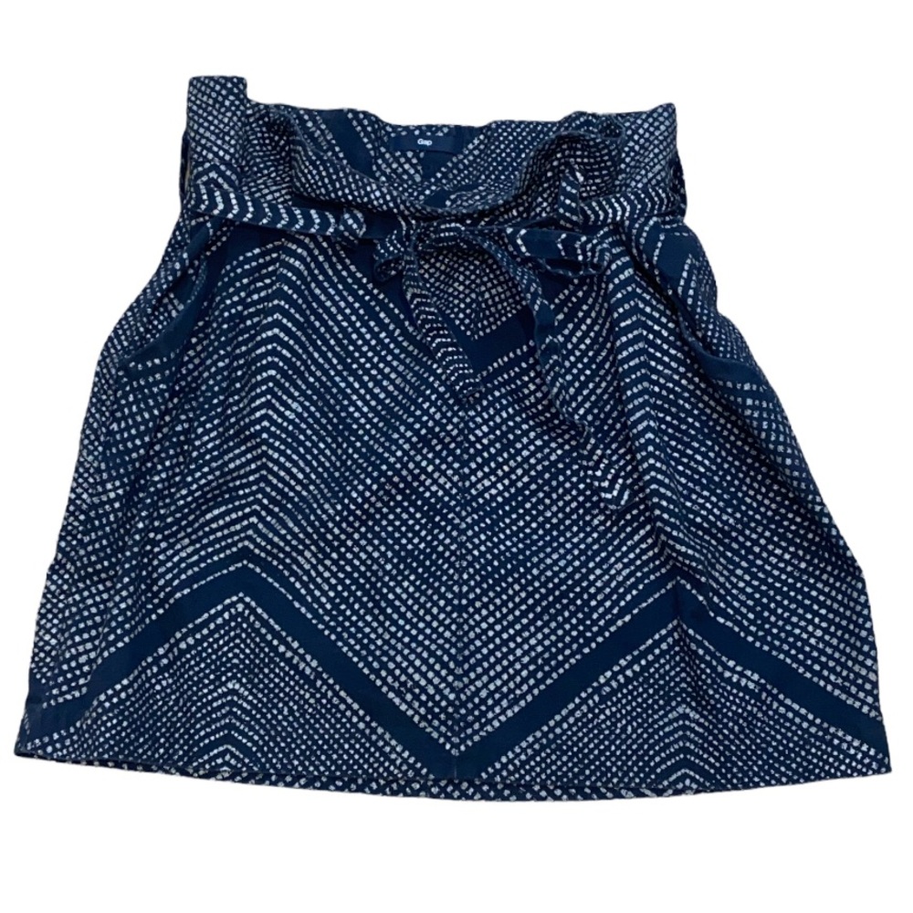 GAP Navy & Silver Paperbag Skirt – Size 6
Adorable, Versatile, and 100% Cotton